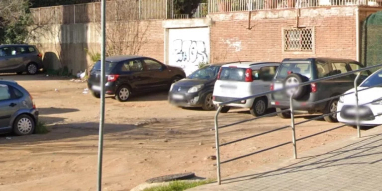 Vehículos estacionados en el aparcamiento de Sarrià / MAPS