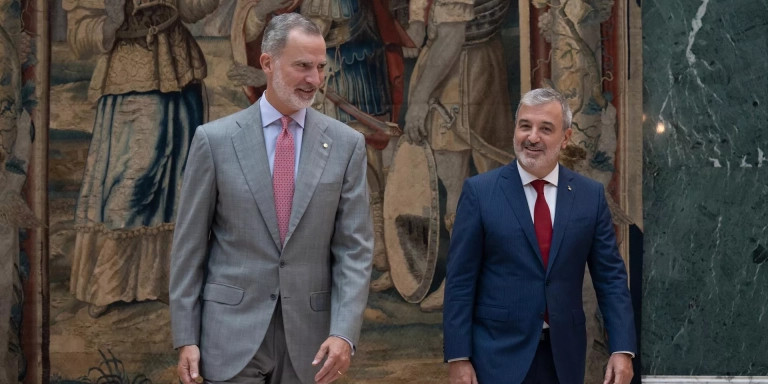 El alcalde de Barcelona, Jaume Collboni, con el Rey Felipe VI en Barcelona / David Zorrakino - EP