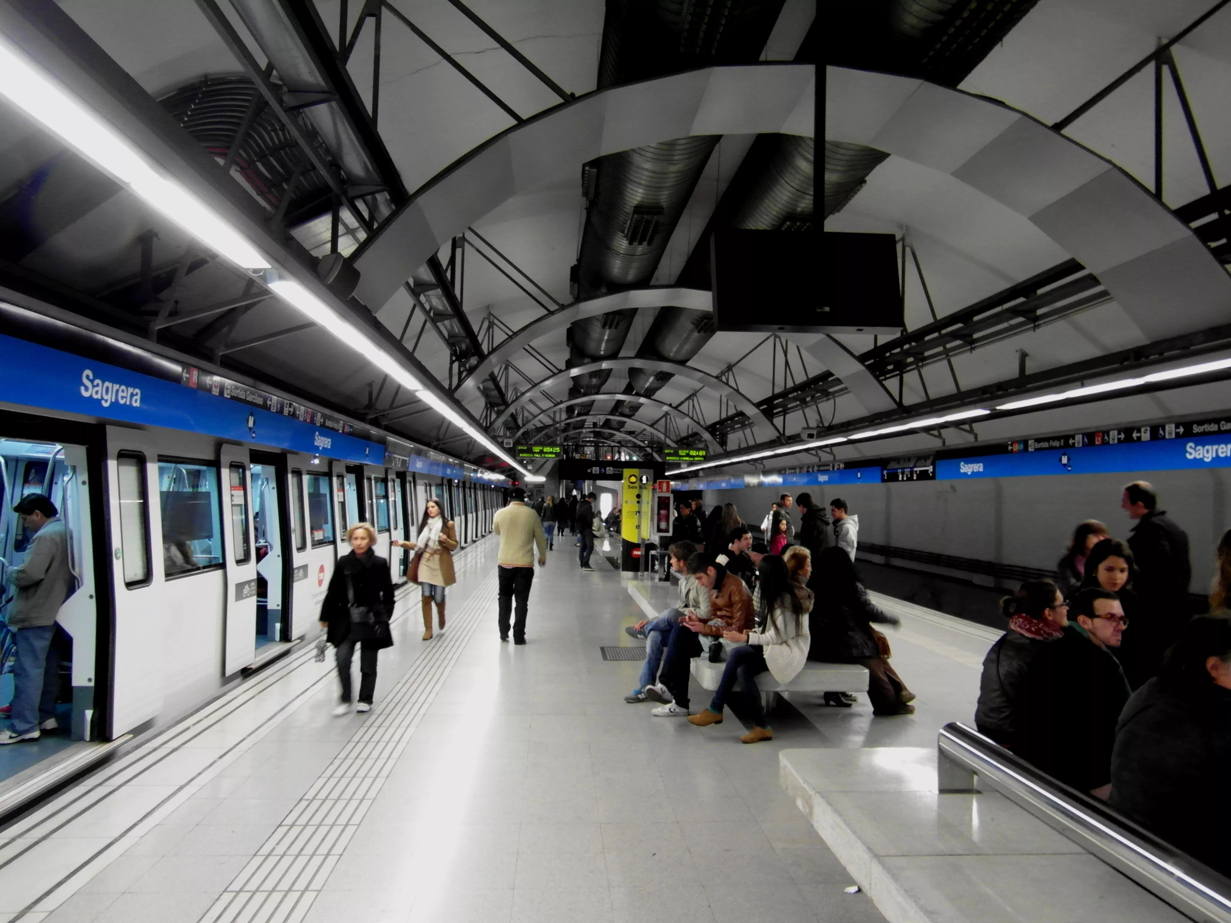 Estación de metro de La Sagrera de Barcelona / WIKI
