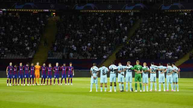 Los onces iniciales del FC Barcelona y del Royal Amberes / EFE ENRIC FONTCUBERTA