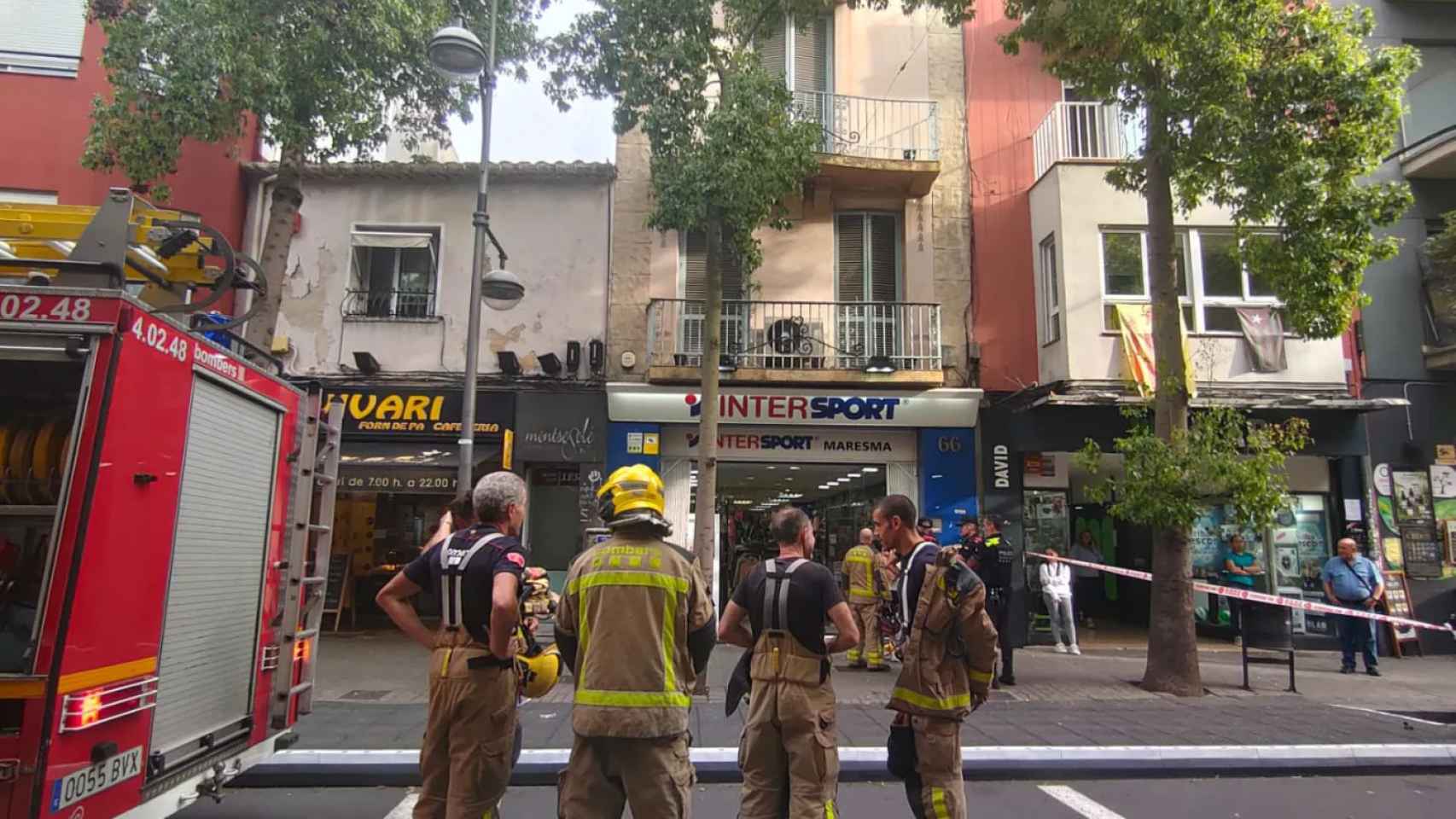 Los bombers de la Generalitat acuden a apagar un incendio en Badalona / BADALONA COMUNICACIÓ