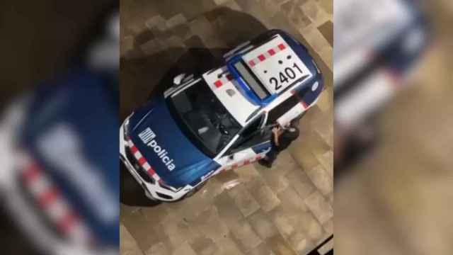 Un ladrón intenta robar en un coche patrulla de los Mossos / INSTAGRAM