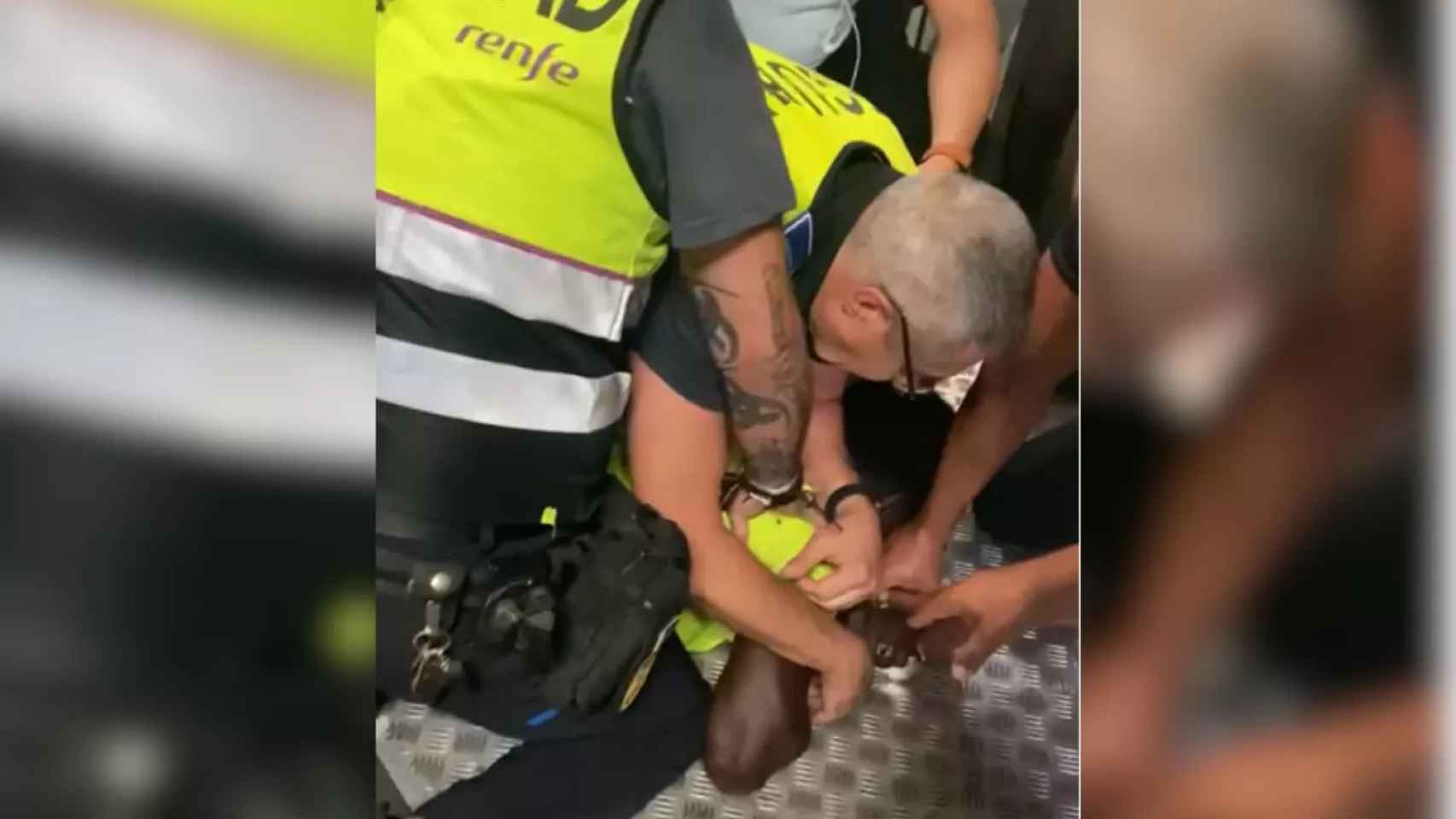 Vigilantes de Rodalies reducen a un individuo en la estación de Catalunya / CEDIDA