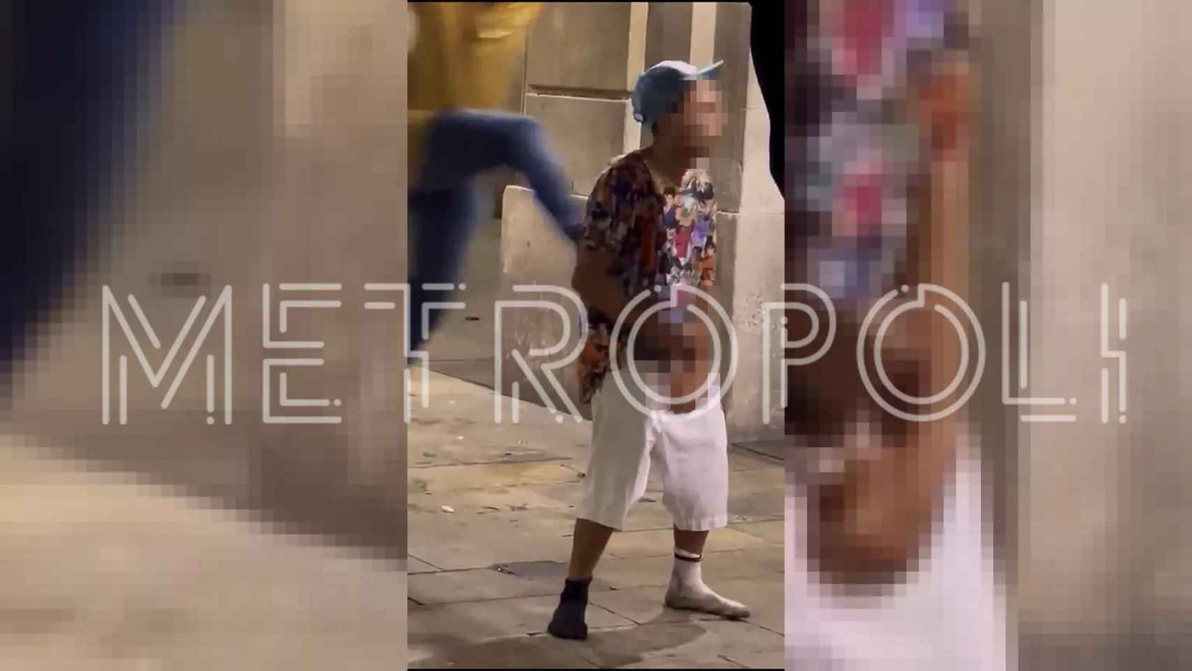 Dos hombres patean a otro mientras se masturbaba en la plaza Reial de Barcelona / METRÓPOLI