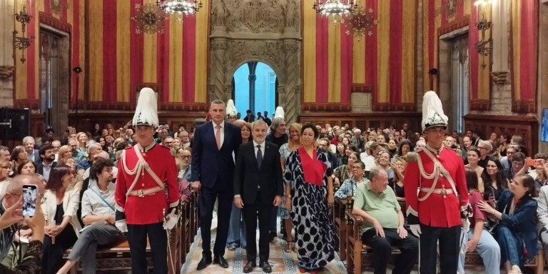 El alcalde de Barcelona, Jaume Collboni, junto al alcalde de Kiev, Vitali Klichkó, y a la pregonera de la Mercè, Najat El Hachmi - EUROPA PRESS