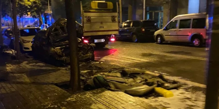 Contenedor quemado en la calle de Fructuós / CEDIDA