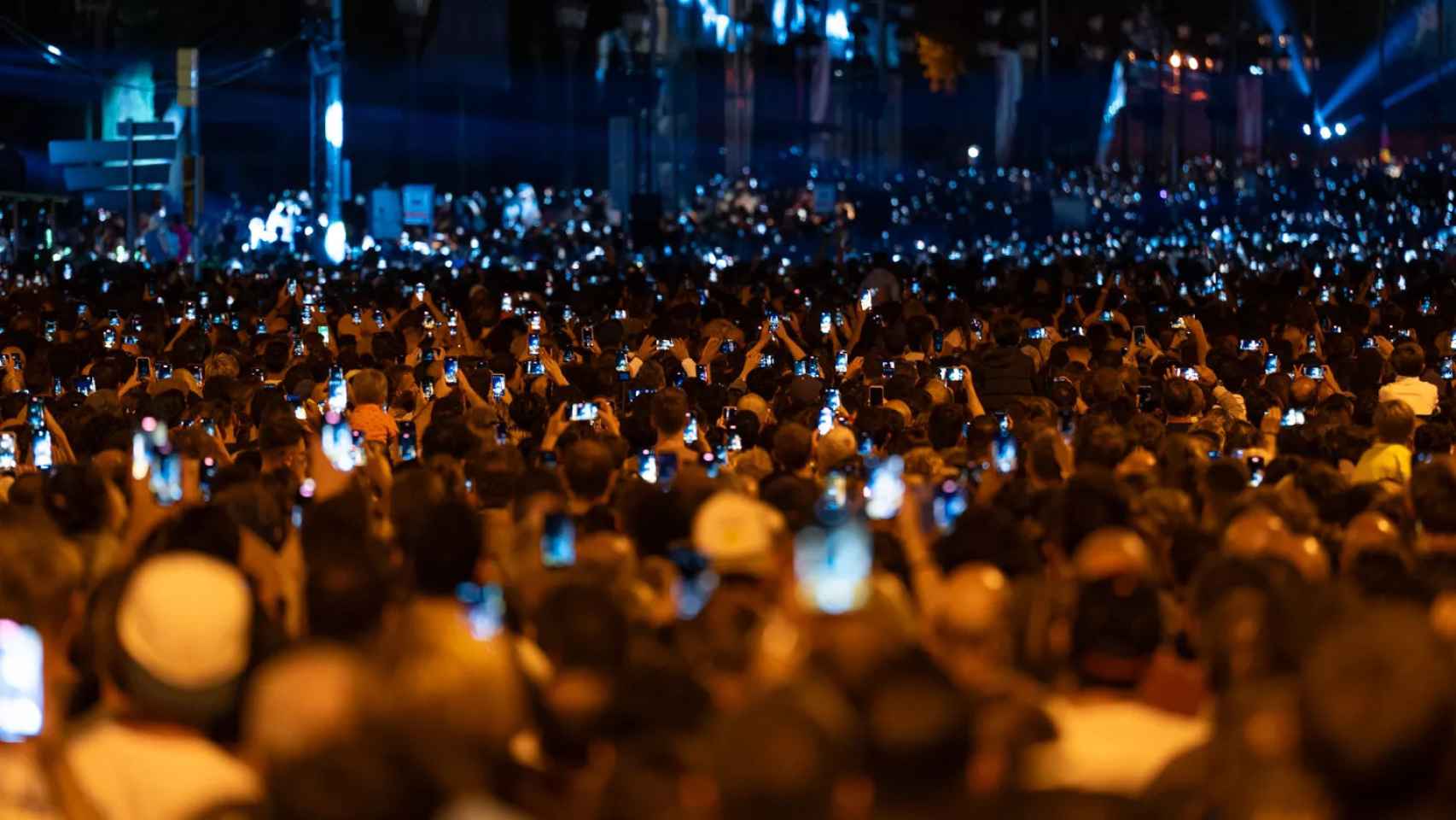 Una multitud graba el Piromusical de la Mercè de 2023 desde la avenida de Maria Cristina / LUIS MIGUEL AÑÓN - METRÓPOLI