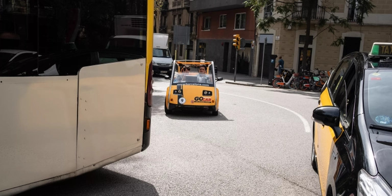 El pequeño Go Car avanza entre autobuses y taxis / SIMÓN SÁNCHEZ