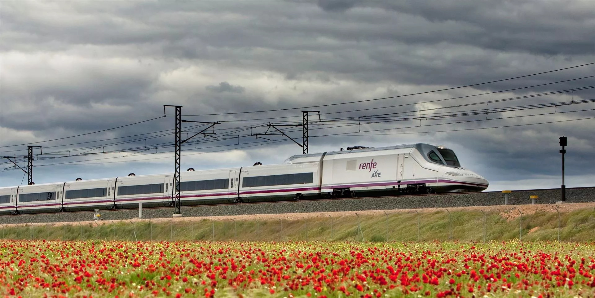 Un tren AVE en una imagen de archivo / RENFE