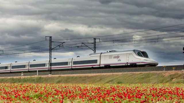 Un tren AVE en una imagen de archivo / RENFE