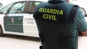 Un agente de la Guardia Civil, de espaldas, junto a un vehículo oficial / GUARDIA CIVIL
