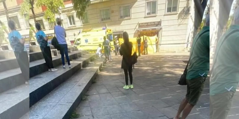 Ambulancias del SEM tras el ataque a una mujer en la plaza de Virrei Amat / METRÓPOLI