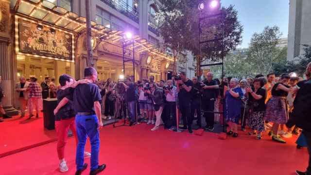 Àngel Llàcer i Carme Ruscalleda posan ante las cámaras por el estreno de 'The Producers' / LUIS MIGUEL AÑÓN