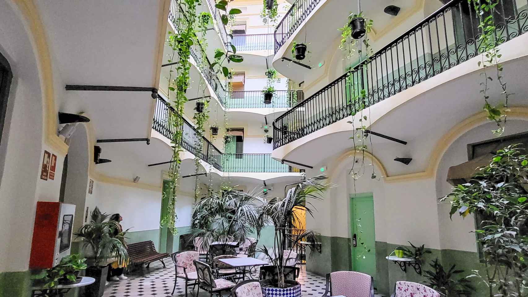 El hotel del Raval que esconde un patio modernista en Barcelona / INMA SANTOS