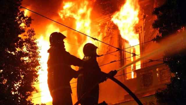 Bomberos intervienen en un incendio / EFE