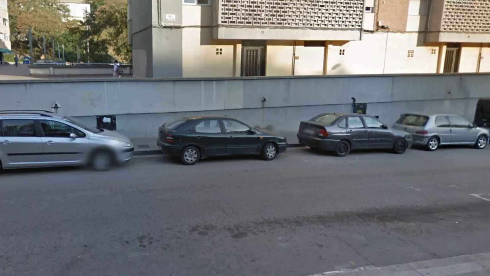 Vehículos estacionados en la calle de Vallcivera / MAPS