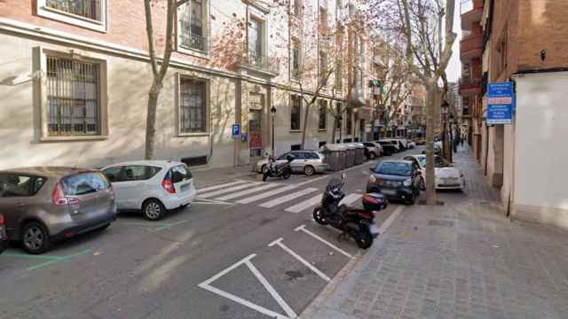 Vehículos estacionados en la calle de Bordeus / MAPS