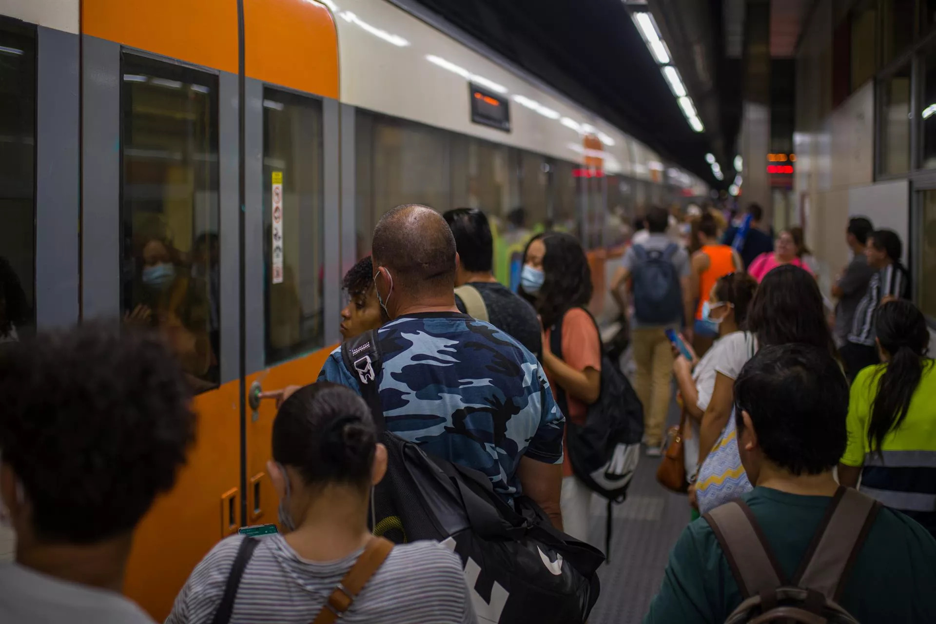 Viajeros suben a un tren en uno de los andenes de la estación de Sants / Lorena Sopena - EP