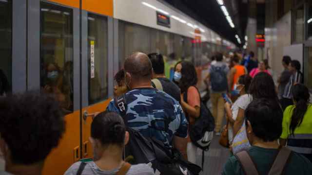 Viajeros suben a un tren en uno de los andenes de la estación de Sants / Lorena Sopena - EP