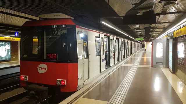 Un tren de la L4 del metro de Barcelona / TMB