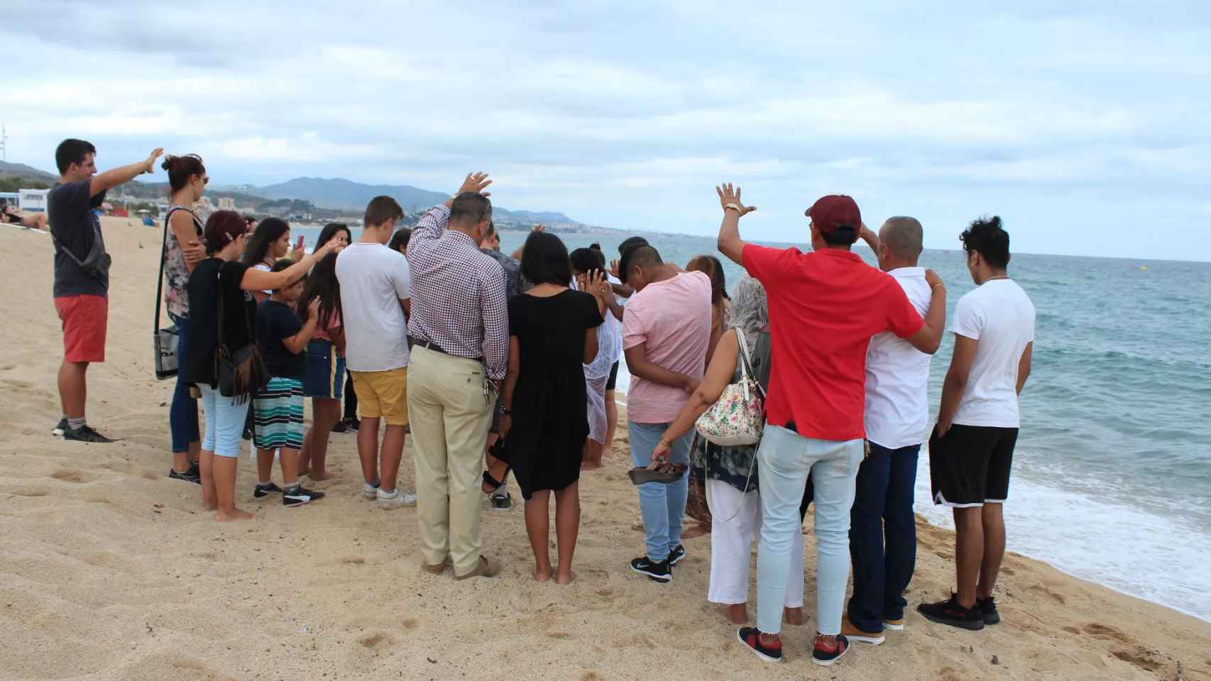 Una parte de la comunidad evangelista en la playa de Badalona / FACEBOOK