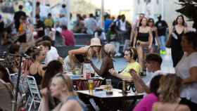 Varias personas sentadas en bares este verano en Barcelona / EUROPA PRESS - David Zorrakino