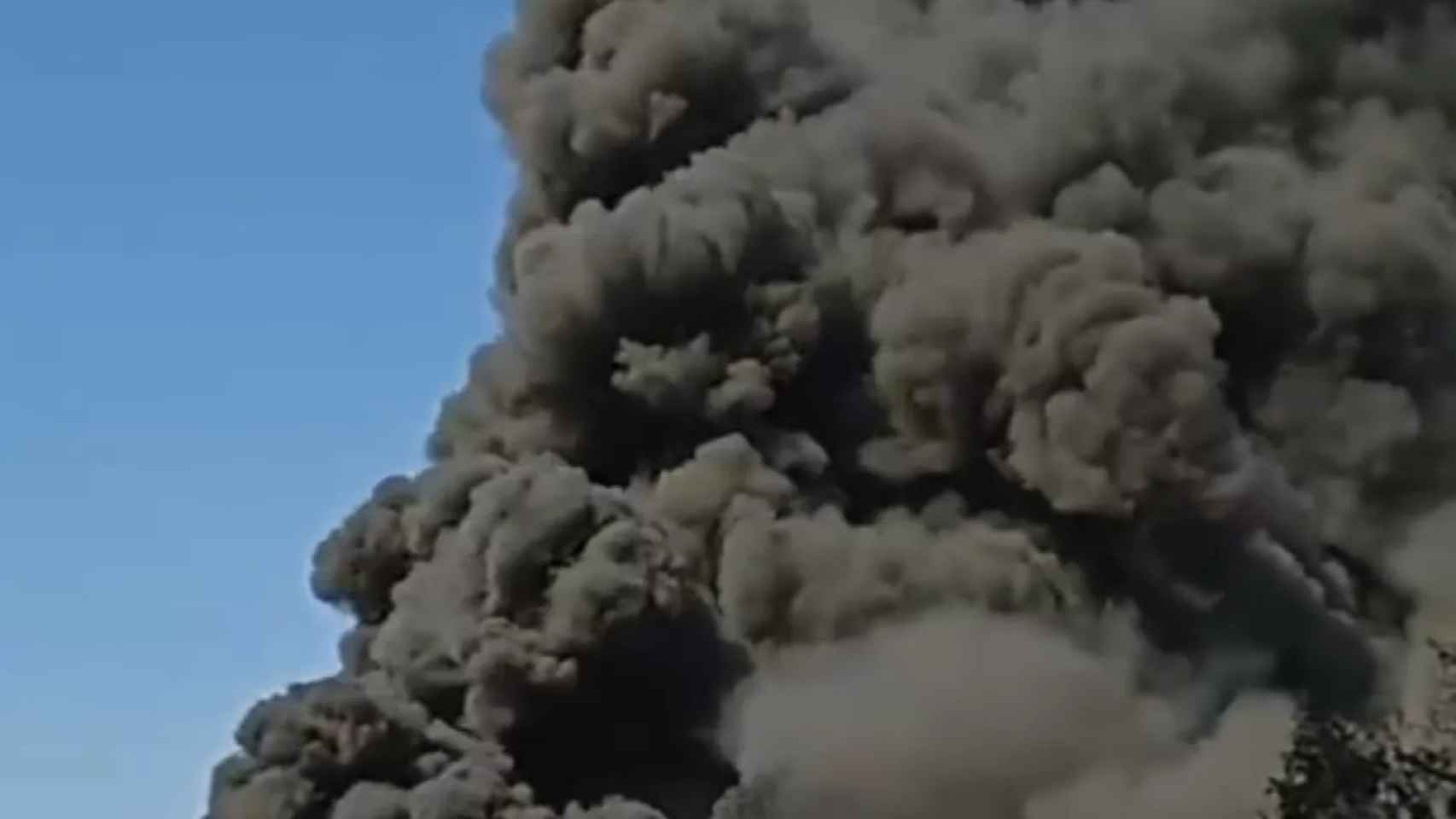 Captura de pantalla del incendio en Montcada i Reixac / BOMBERS DE LA GENERALITAT