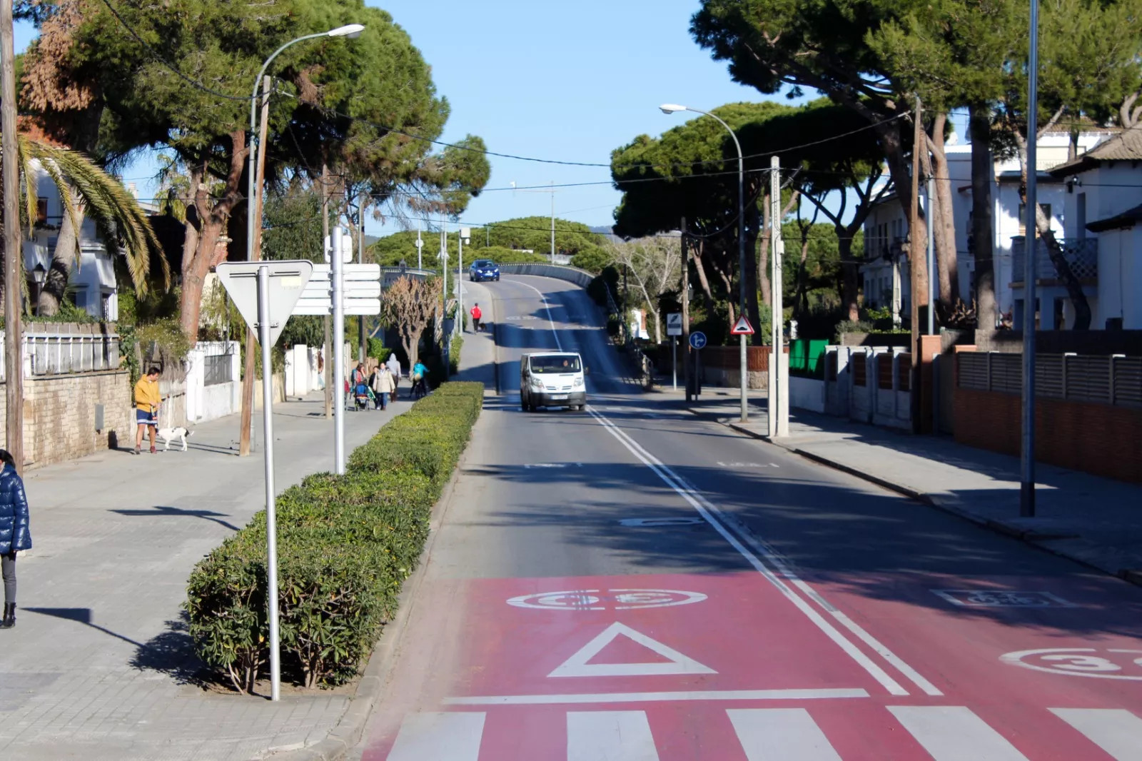 Avinguda de la Pineda de Castelldefels antes de implementar el carril bici actual / CEDIDA