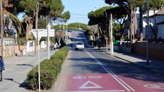 Avinguda de la Pineda de Castelldefels antes de implementar el carril bici actual / CEDIDA