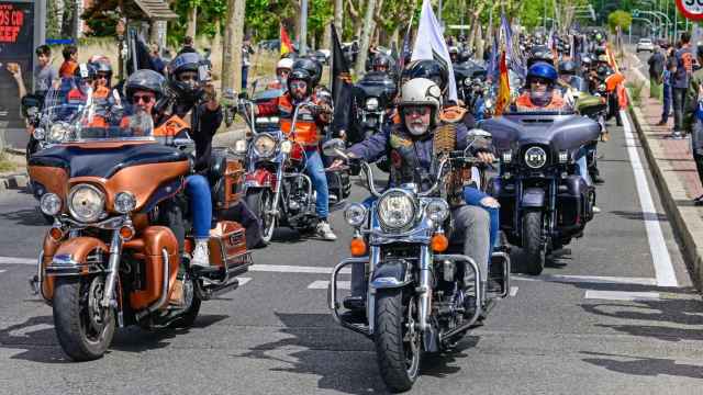 Desfile de motos Harley-Davidson por las calles de una ciudad / Archivo