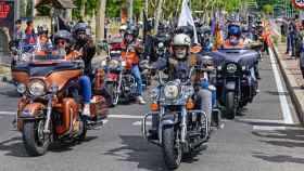 Desfile de motos Harley-Davidson por las calles de una ciudad / Archivo