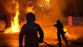 Los Bomberos apagando un incendio en Terrassa por la noche / Bomberos