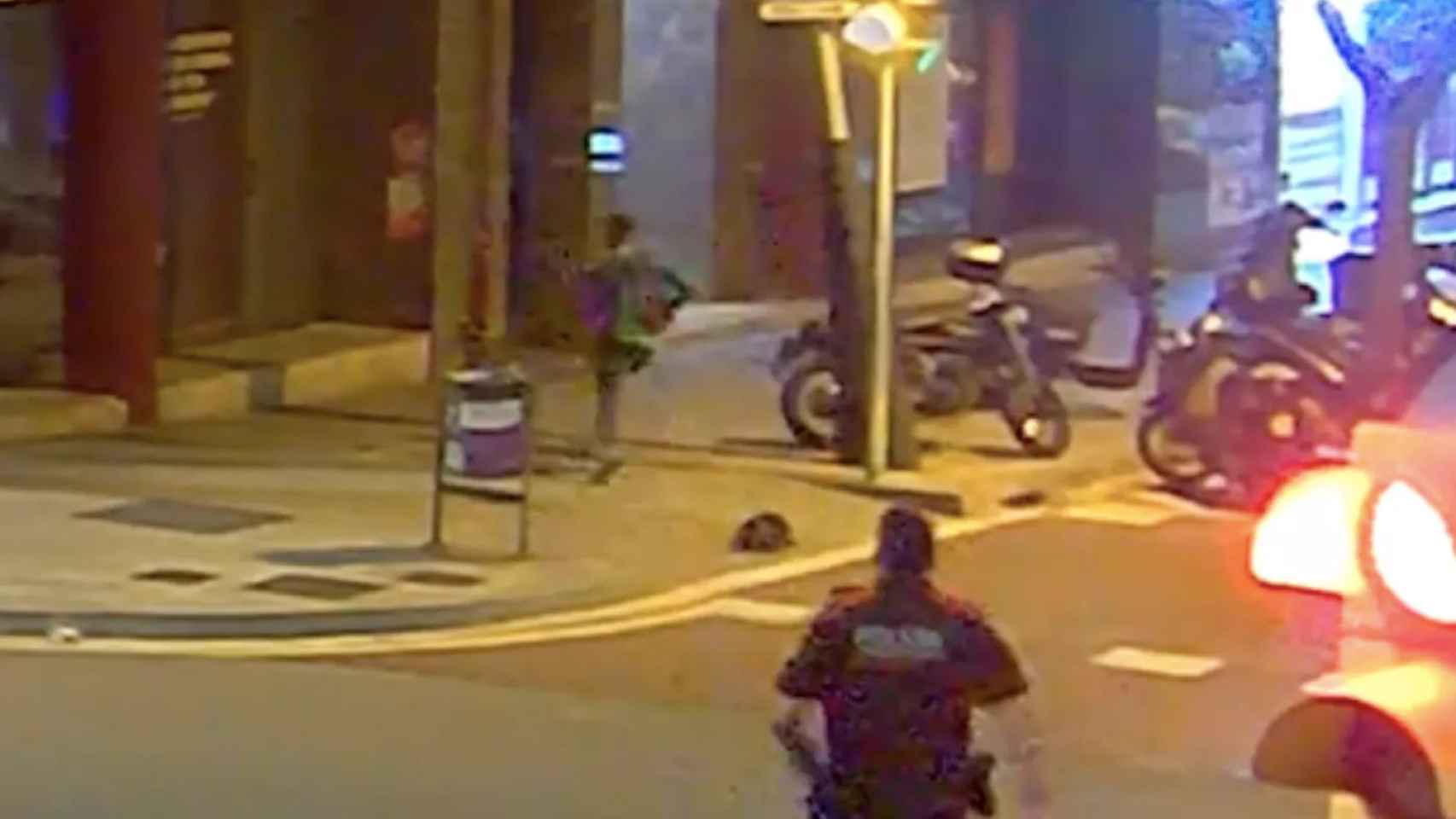Persecución policial ante la comisaría de Les Corts para atrapar a un violento ladrón / Metrópoli