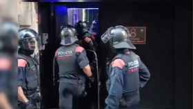 Los Mossos y la Guardia Urbana irrumpen en una asociación cannábica de Barcelona / TWITTER MOSSOS