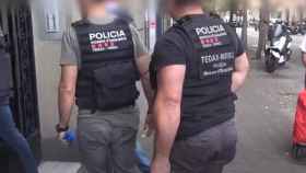 Los Mossos d'Esquadra detienen a tres hombres por colocar explosivos caseros en bancos y tiendas de Barcelona / MOSSOS