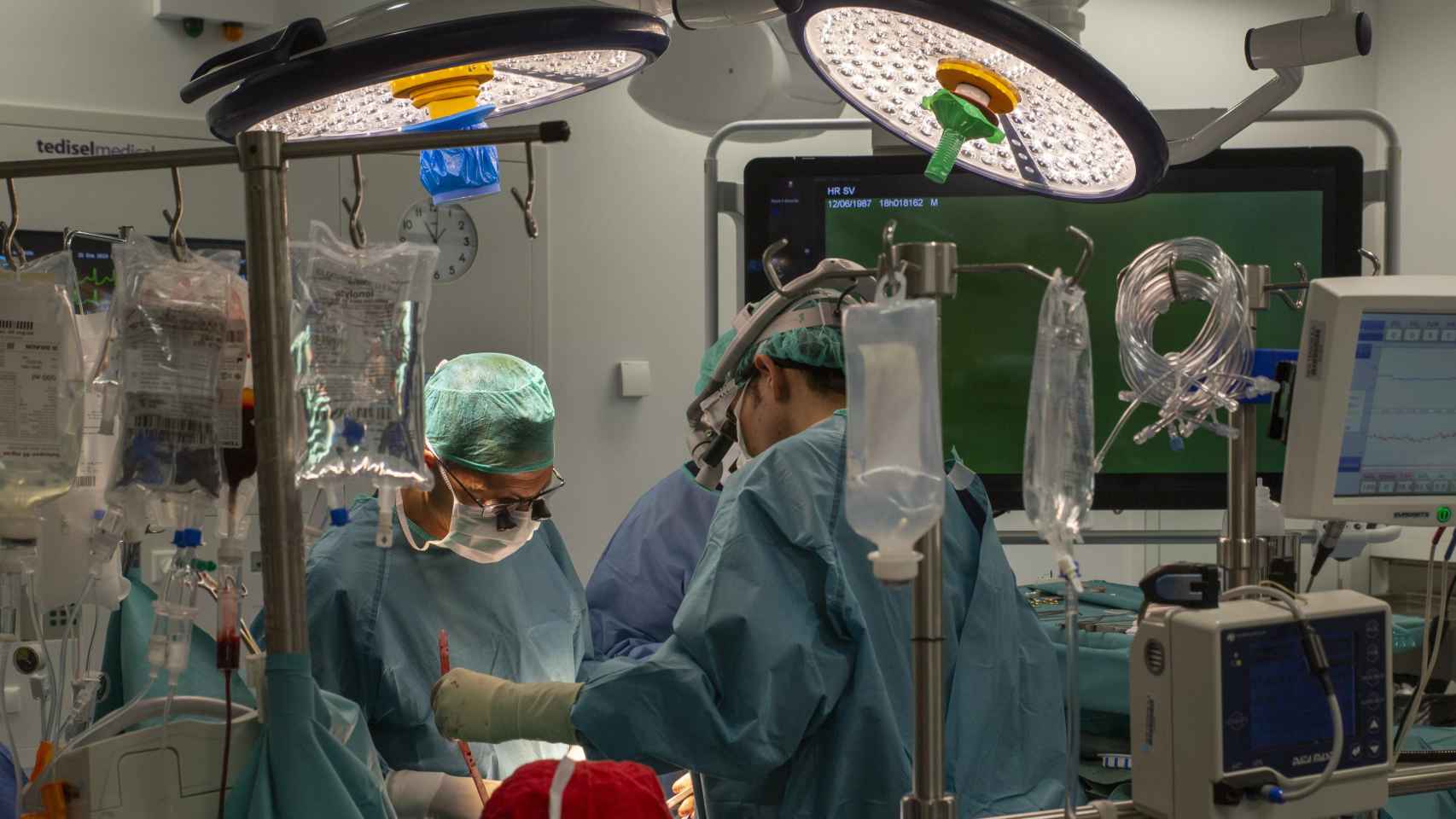 Un equipo de cirujanos practica una operación de corazón / QUIRÓNSALUD
