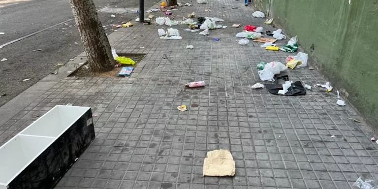 Suciedad acumulada en las calles de La Mina / CEDIDA