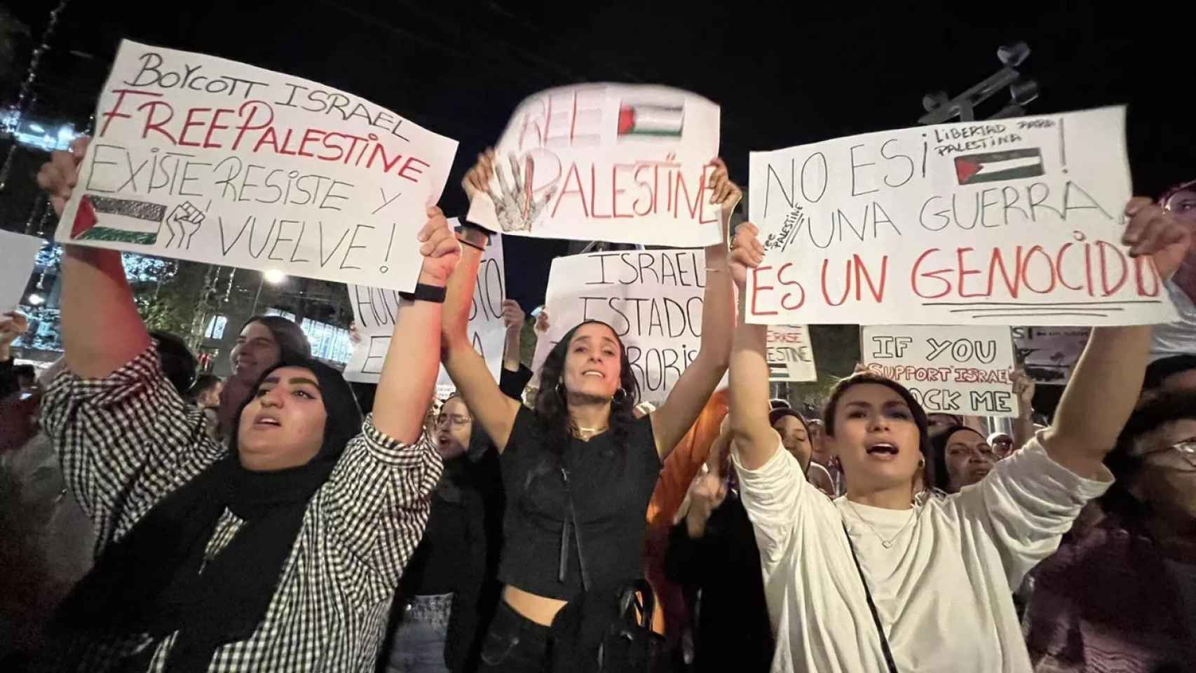 Manifestantes en Barcelona tras el bombardeo de un hospital en Gaza