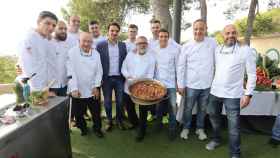 El alcalde de Castelldefels, Manu Reyes, con los chefs que han participado en 'L'arròs de Castelldefels' / Oriol Pagès - AJ CASTELLDEFELS