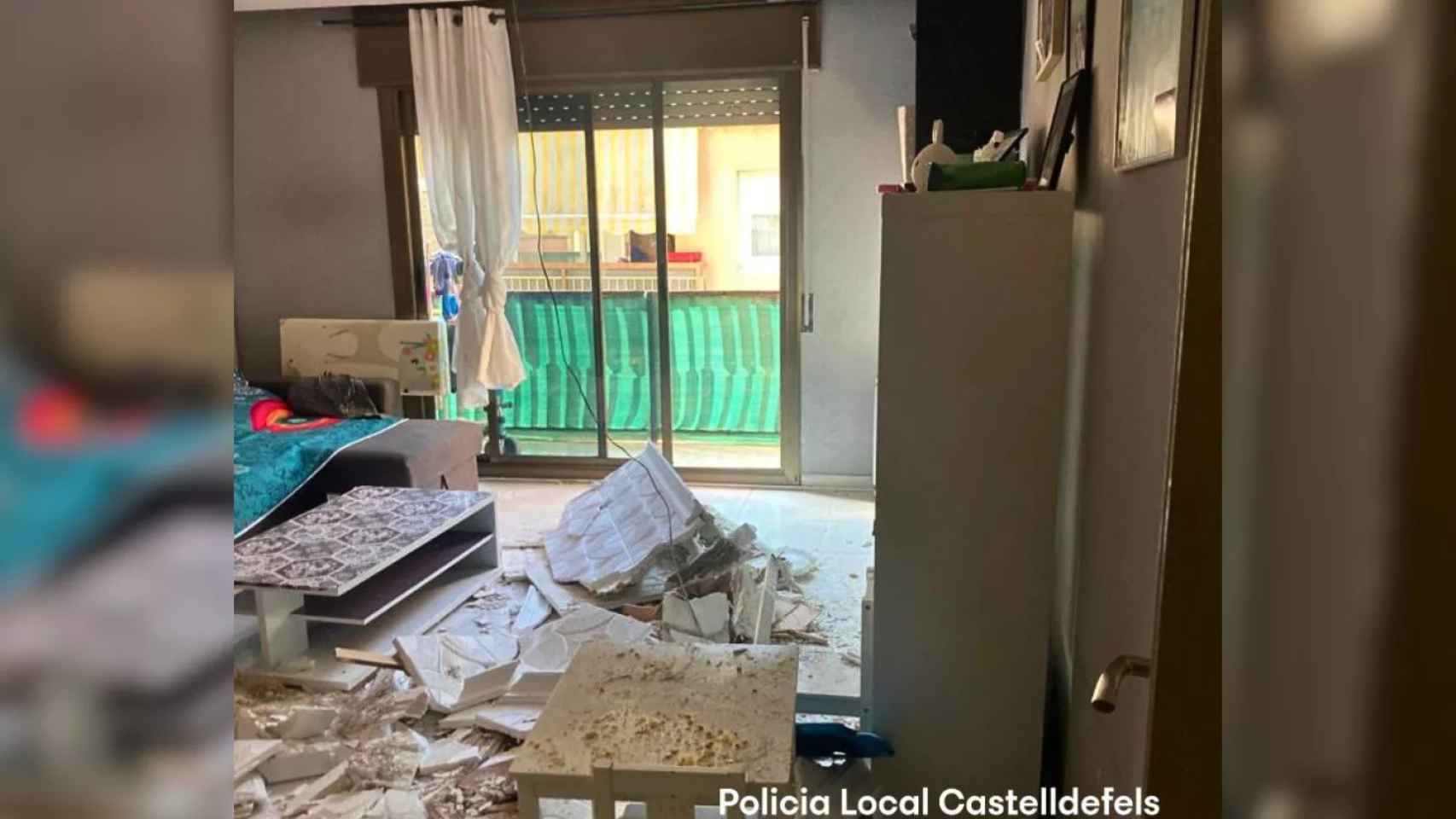 Un falso techo se derrumba en un piso de Castelldefels / POLICÍA LOCAL CASTELLDEFELS