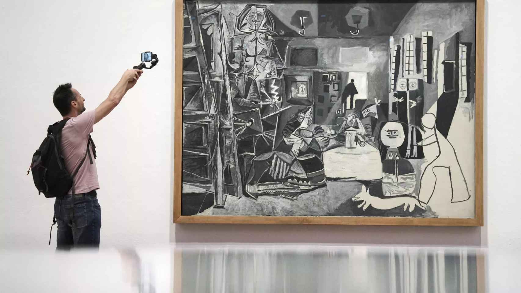 Un hombre fotografía la obra Las Meninas, de Pablo Picasso / EFE - ALEJANDRO GARCÍA
