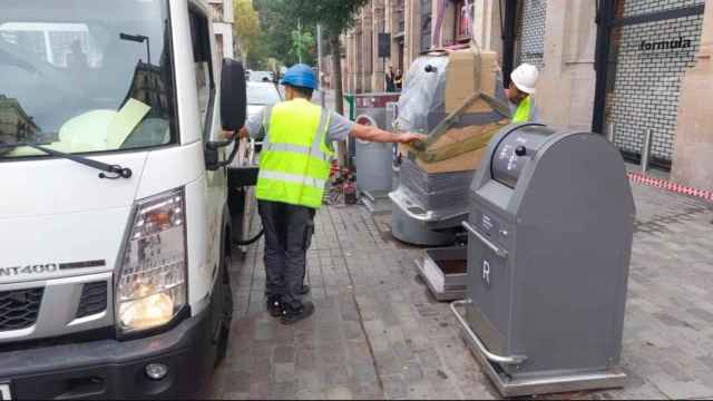 Imagen de un recolector de basura al lado de una de los contenedores de Ciutat Vella