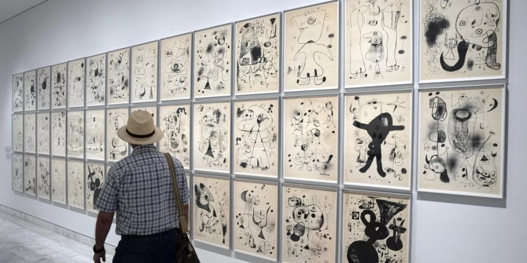 Vista de las obras de la serie Barcelona, de Joan Miró/ EFE - ALEJANDRO GARCÍA
