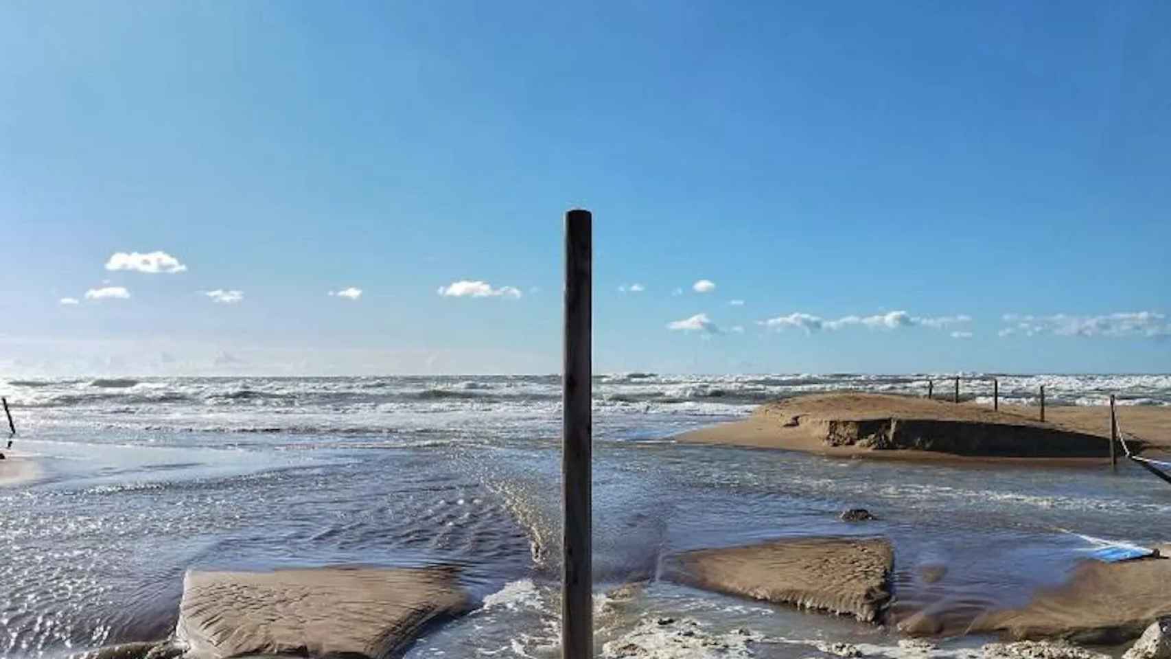 Estado de la playa de Castelldefels tras el paso de la borrasca Aline en Barcelona / Noticias de Castelldefels
