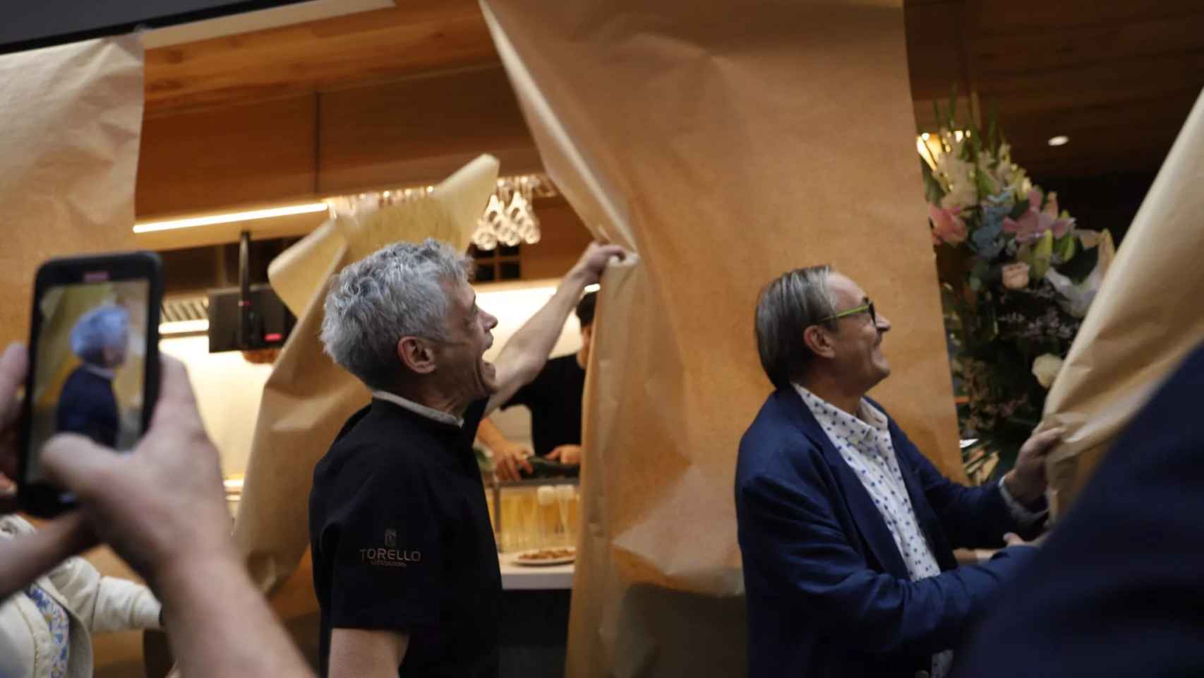 Jordi Asín inaugurando el nuevo bar Pinotxo en el mercado de Sant Antoni / GALA ESPÍN