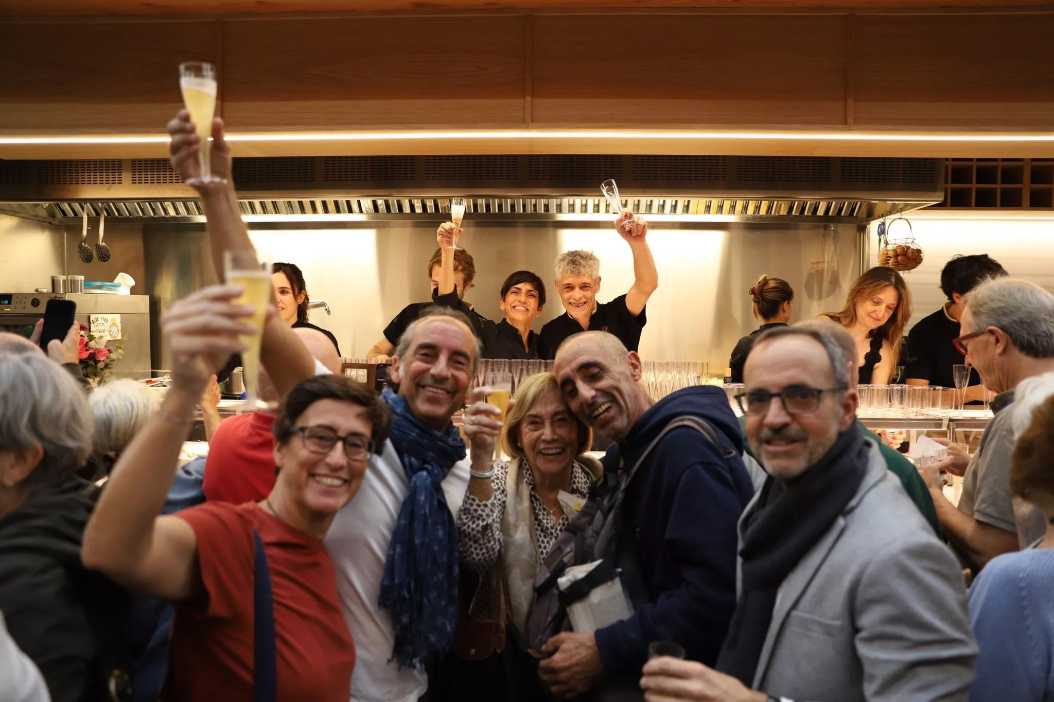 Maria José y Jordi Asín, junto con familiares y amigos, en la inauguración del bar Pinotxo en el mercado de Sant Antoni / GALA ESPÍN
