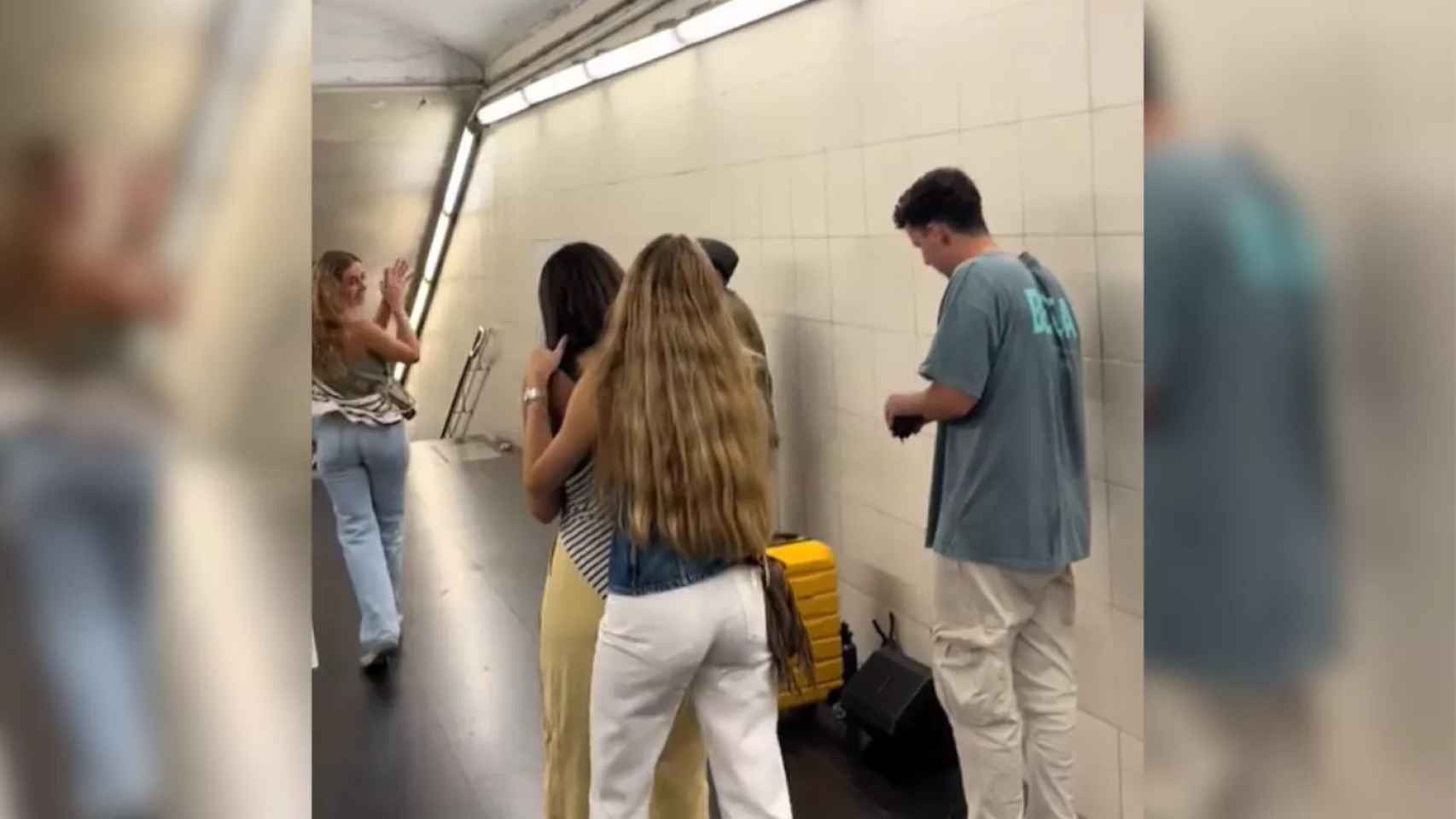 Un grupo de jóvenes bailando en el metro de Barcelona / TIKTOK