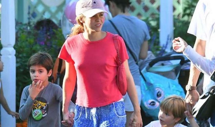 Shakira pasea junto a sus hijos en Disneyland en una imagen de archivo / REDES SOCIALES