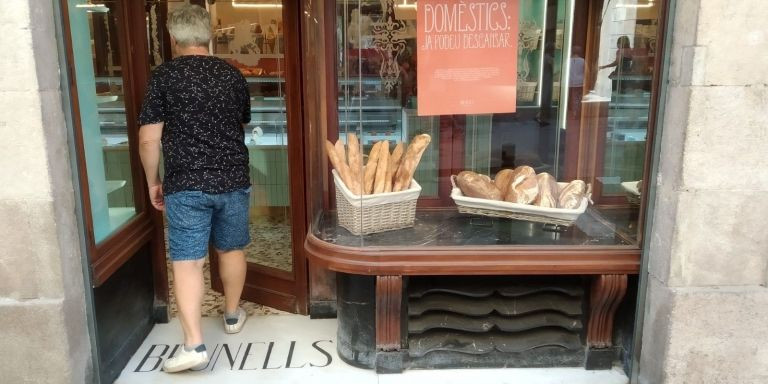 Un cliente entra en la pastelería Brunells, en la calle de la Princesa / JORDI SUBIRANA
