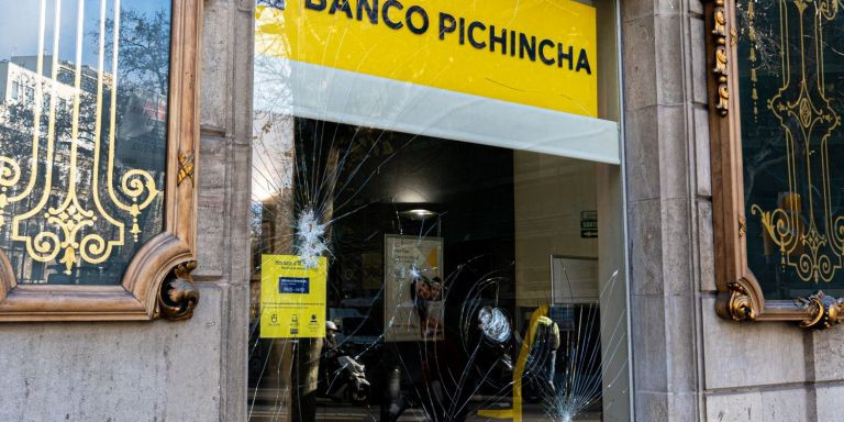 La fachada del Banco Pichincha, con impactos en los cristales / METRÓPOLI - LUIS MIGUEL AÑÓN